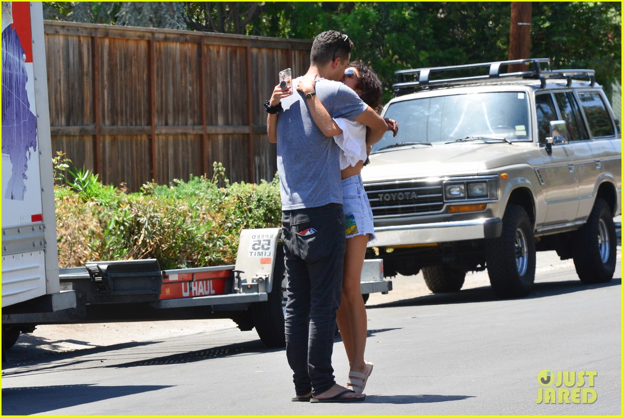 Sarah Hyland & Wells Adams Move In Together! Photo 4124441 Sarah