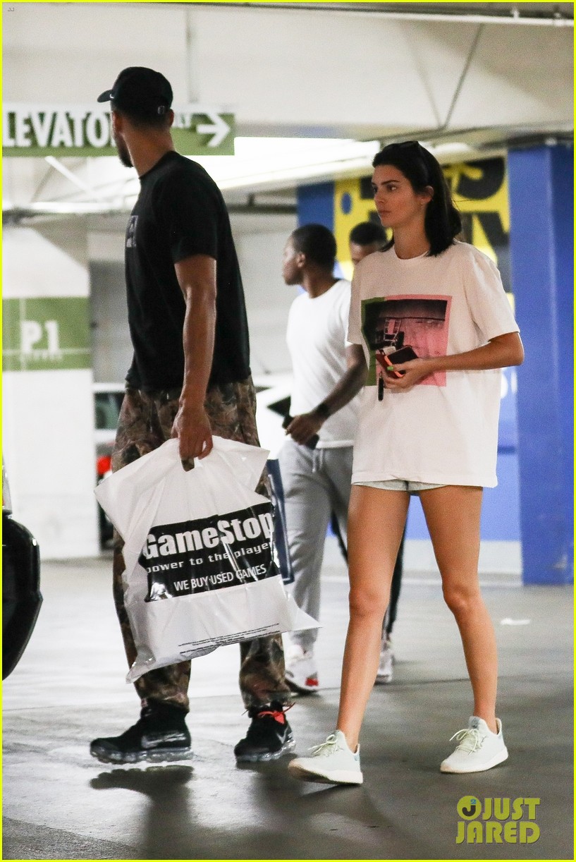 Kendall Jenner & Boyfriend Ben Simmons Stock Up on Games Photo 4125023