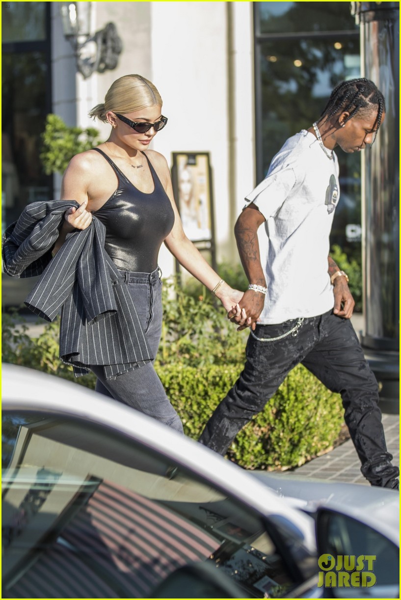 Photo: kylie jenner and boyfriend travis scott go jewelry shopping