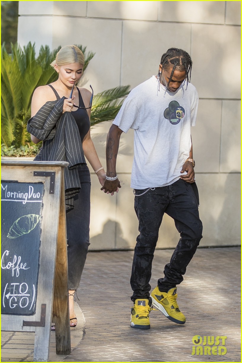 Kylie Jenner & Boyfriend Travis Scott Go Jewelry Shopping After Her 21s...