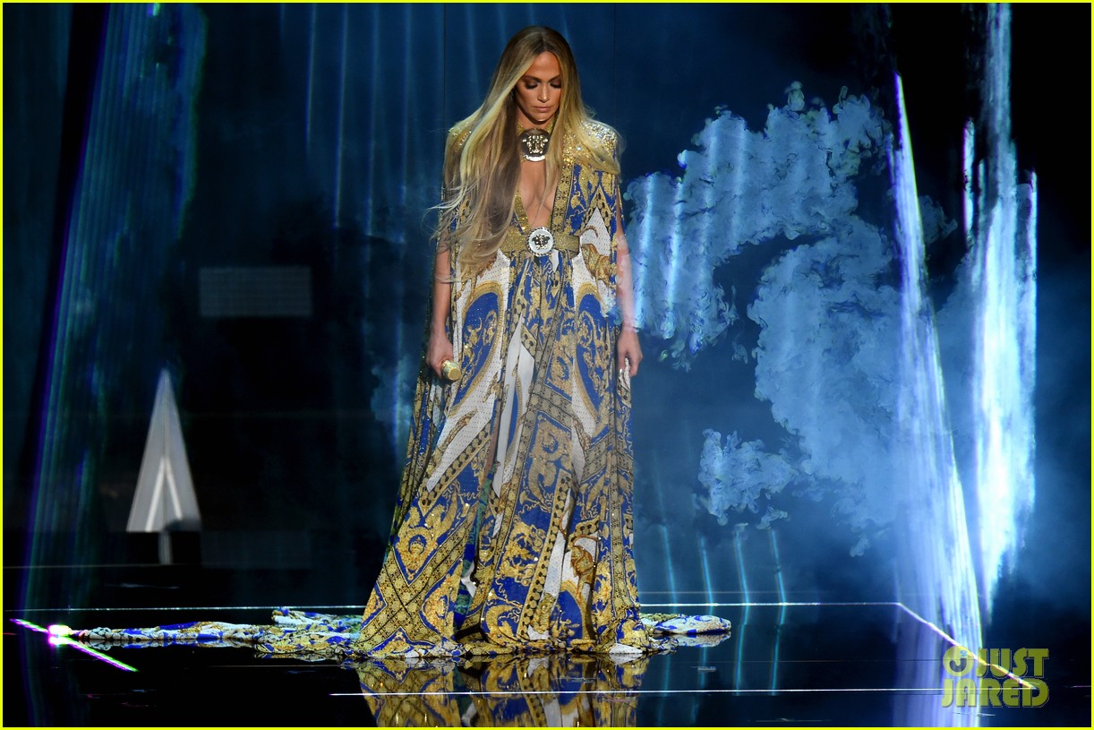 Jennifer Lopez Performs Her Greatest Hits for Epic VMAs 2018