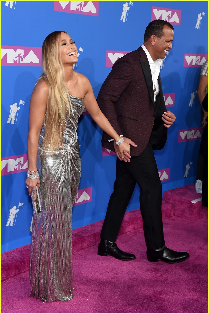 Jennifer Lopez & Alex Rodriguez Couple Up on the Red Carpet at MTV VMAs