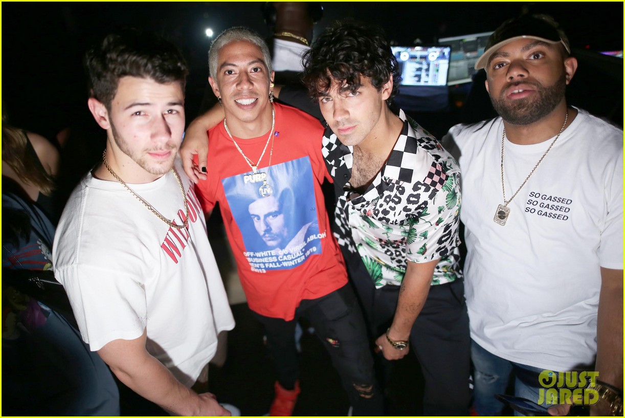 Joe Jonas Celebrates His Birthday Early With Little Bro Nick Photo(02)