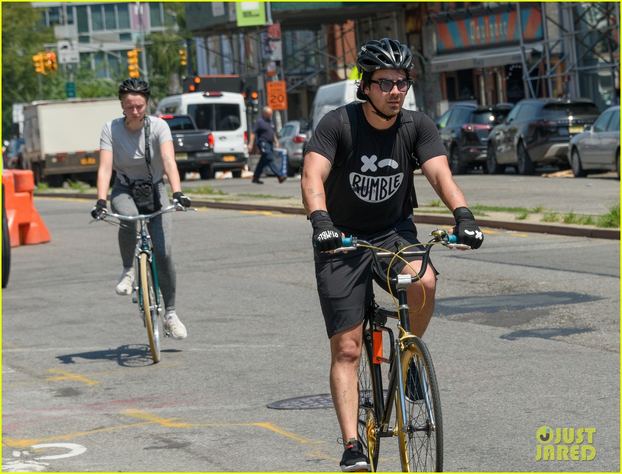 Joe Jonas & Sophie Turner Work Up a Sweat On Their Bike Ride!: Photo