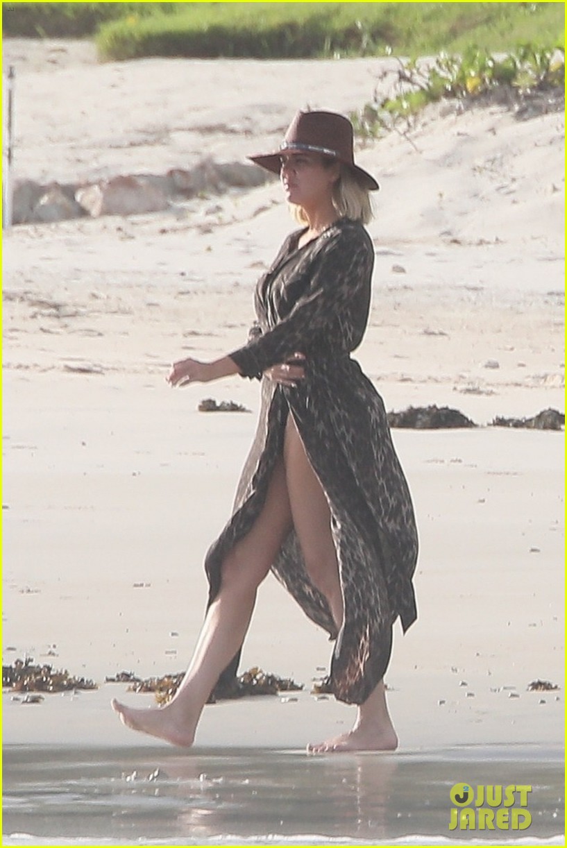 Khloe Kardashian & Tristan Thompson Lounge on the Beach in Mexico(01)