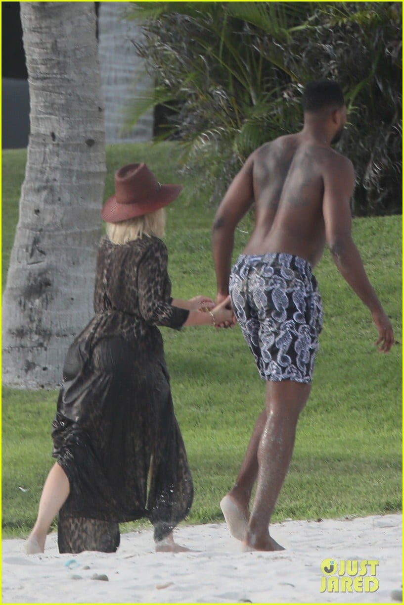 Khloe Kardashian & Tristan Thompson Lounge on the Beach in Mexico