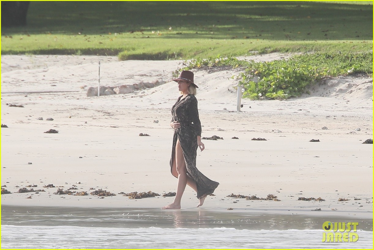 Khloe Kardashian & Tristan Thompson Lounge on the Beach in Mexico