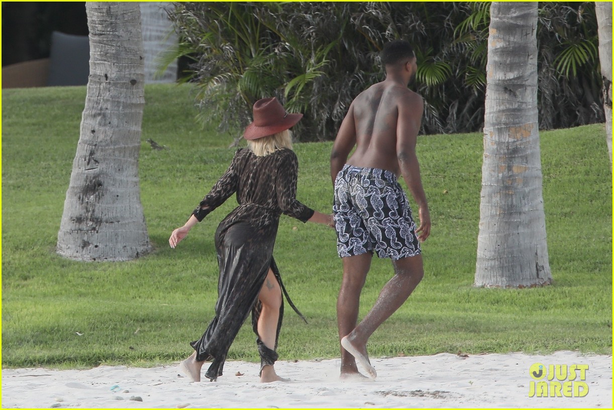 Khloe Kardashian & Tristan Thompson Lounge on the Beach in Mexico