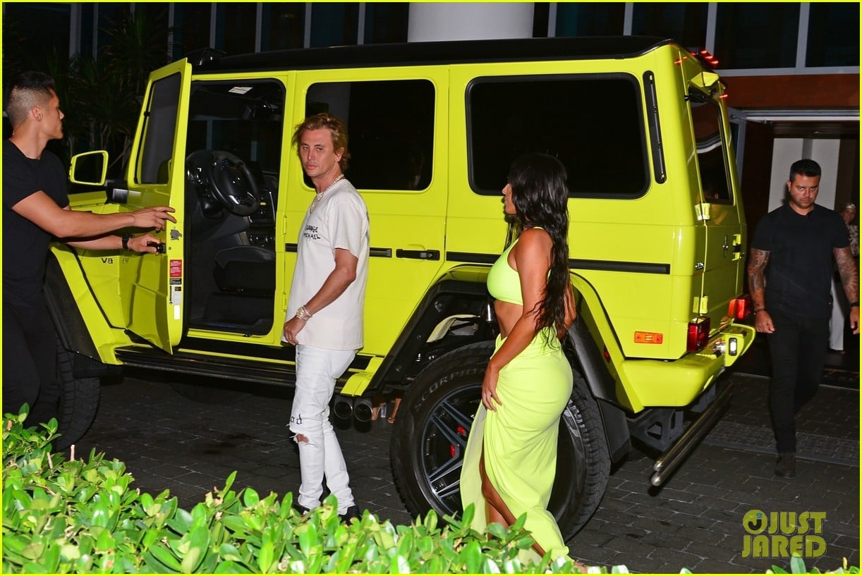 Kim Kardashian Wears Neon Green Outfit to Match Her SUV!: PH๏τo 4130537 | Jonathan Cheban, Kim Kardashian, Larsa Pippen PH๏τos | Just Jared: Entertainment News