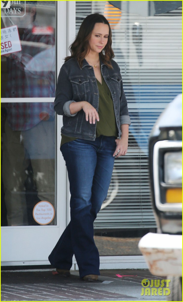 Photo jennifer love hewitt joins angela bassett on 911 set 03 Photo 4127022 Just Jared