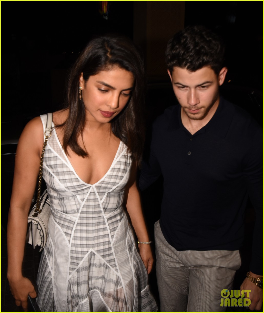 Nick Jonas & Priyanka Chopra Join Their Parents For Dinner in India(01)