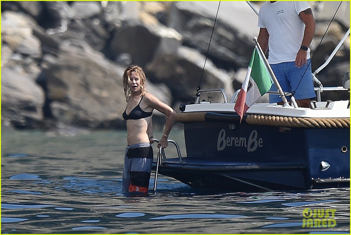 Meg Ryan Flaunts Toned Bikini Body on Vacation in Italy! meg ryan flaunts t...