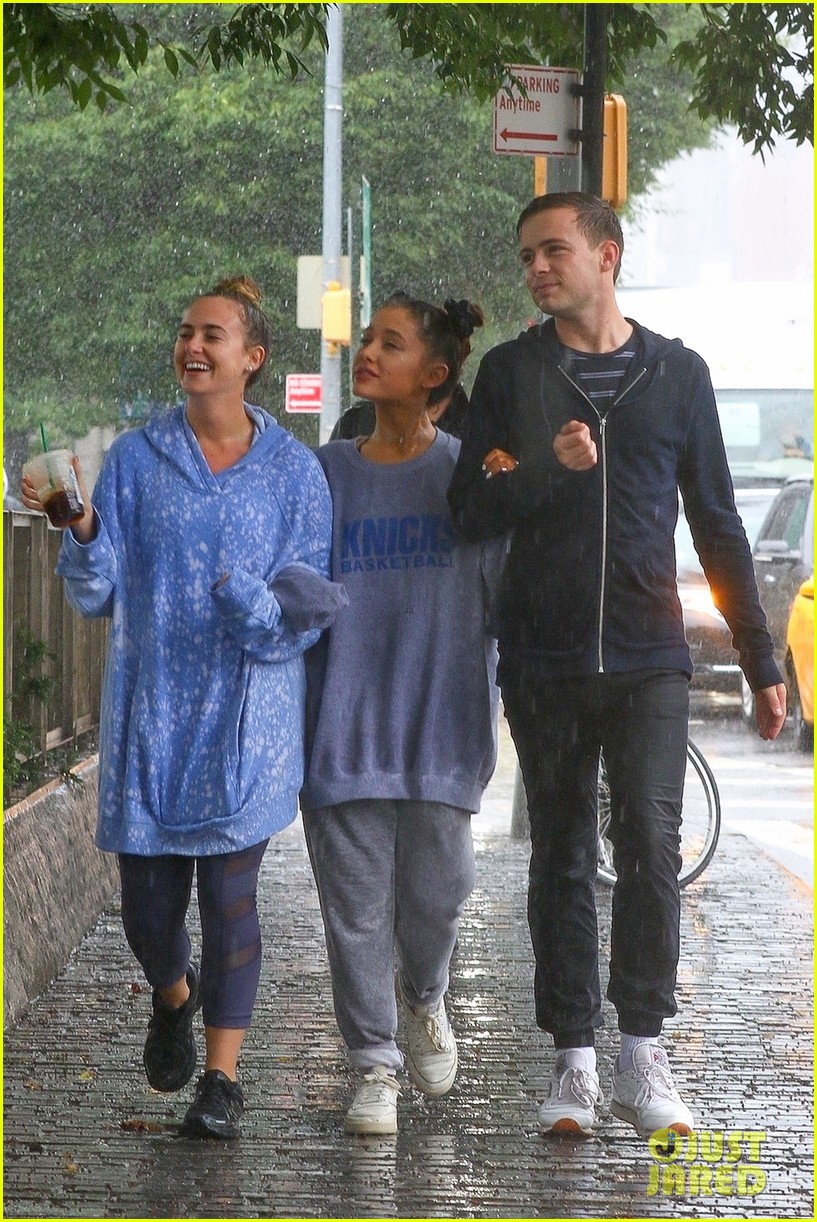 Hofte Autonom otte Ariana Grande & Friends Get Drenched in NYC Rain Storm: Photo 4149664 | Alexa  Luria, Ariana Grande, Doug Middlebrook Pictures | Just Jared
