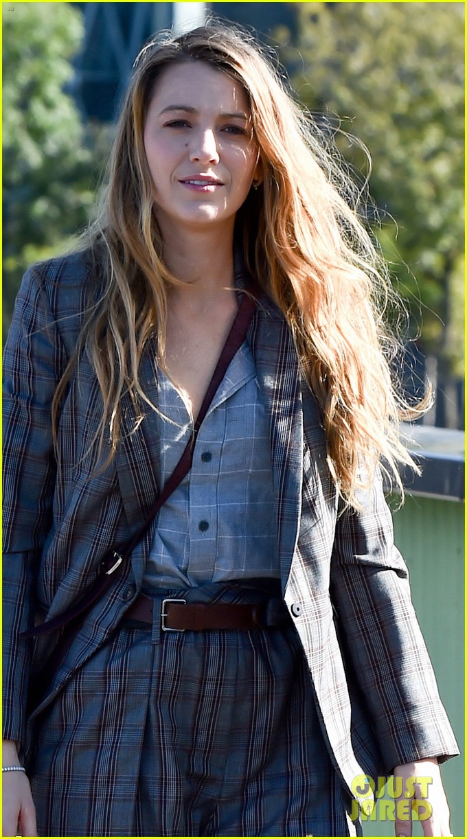 Blake Lively Visits the Statue of Liberty in Paris! Photo 4153457