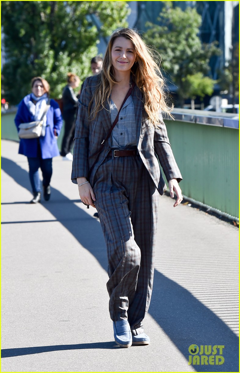 Blake Lively Visits the Statue of Liberty in Paris! Photo 4153460