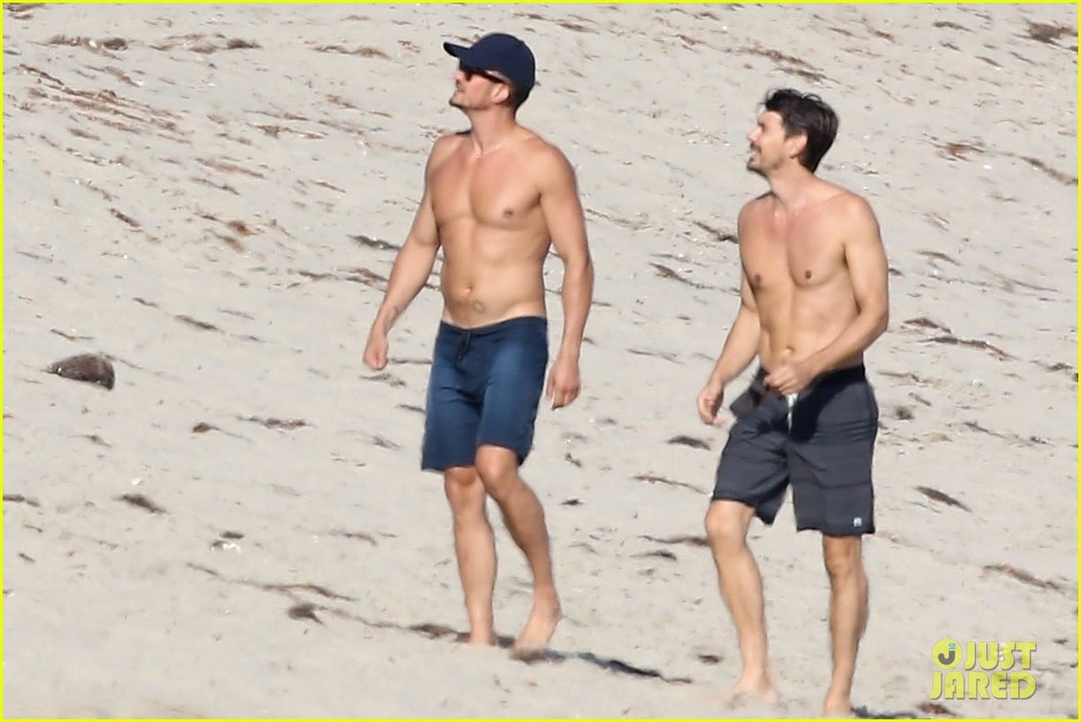 Orlando Bloom Shows Off Fit Figure While Vacationing in 