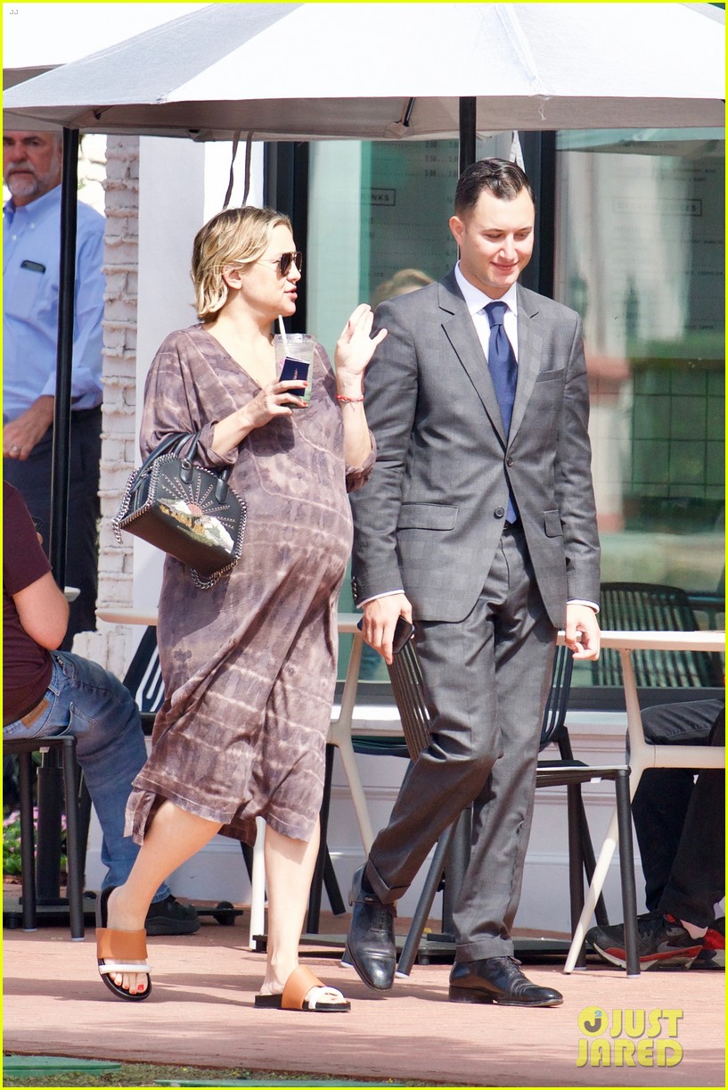 Pregnant Kate Hudson & Boyfriend Danny Fujikawa Step Out After Her Baby(02)