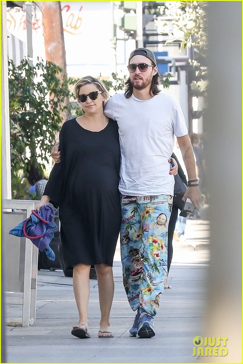 Kate Hudson Shows Off Her Baby Bump During Lunch Date With Danny