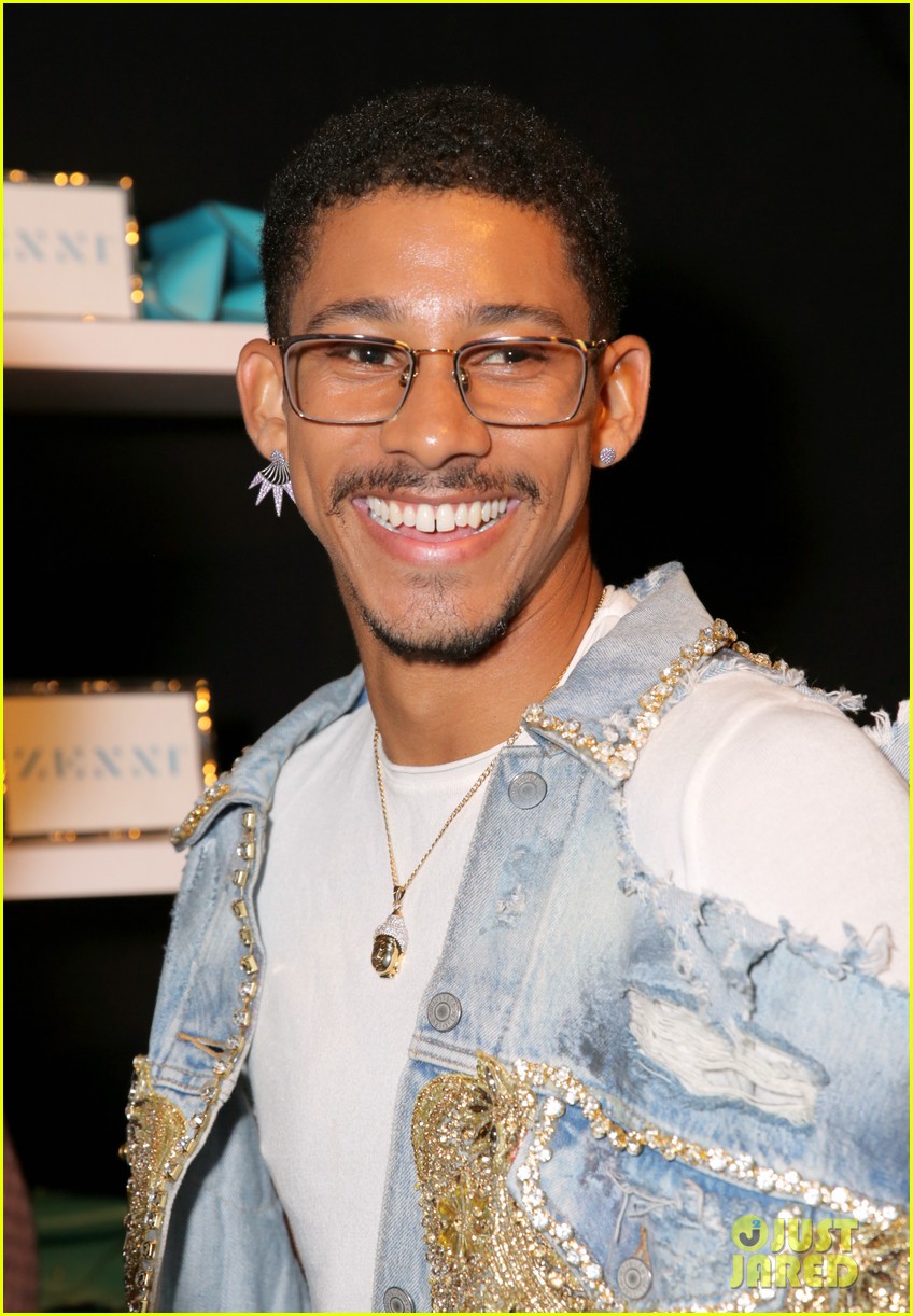 The Flash S Keiynan Lonsdale Says Preferred Pronoun Is Tree Photo 4153662 Keiynan Lonsdale Pictures Just Jared