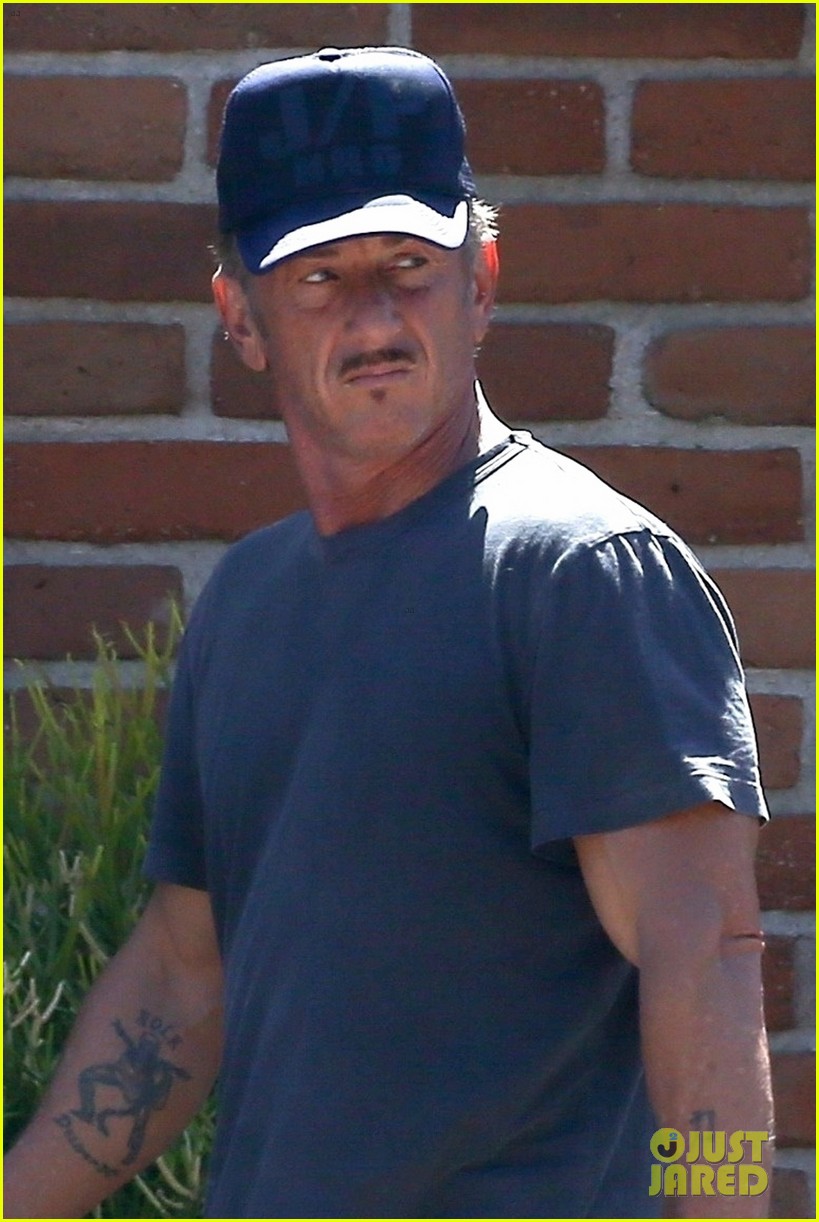 Sean Penn & Son Hopper Grab Lunch Together in Malibu Photo 4149286