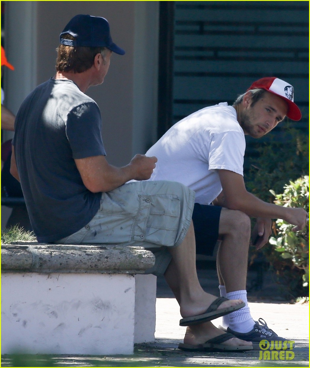 Sean Penn & Son Hopper Grab Lunch Together in Malibu Photo 4149289