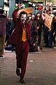 joaquin phoenix transforms into the joker filming riot scene 20