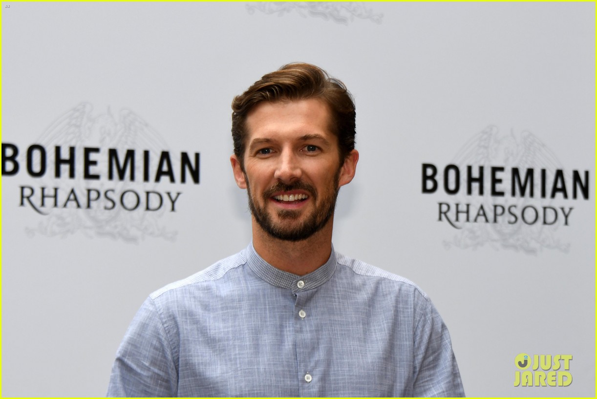 Rami Malek Poses for 'Bohemian Rhapsody' Photocall in Rome!: Photo ...