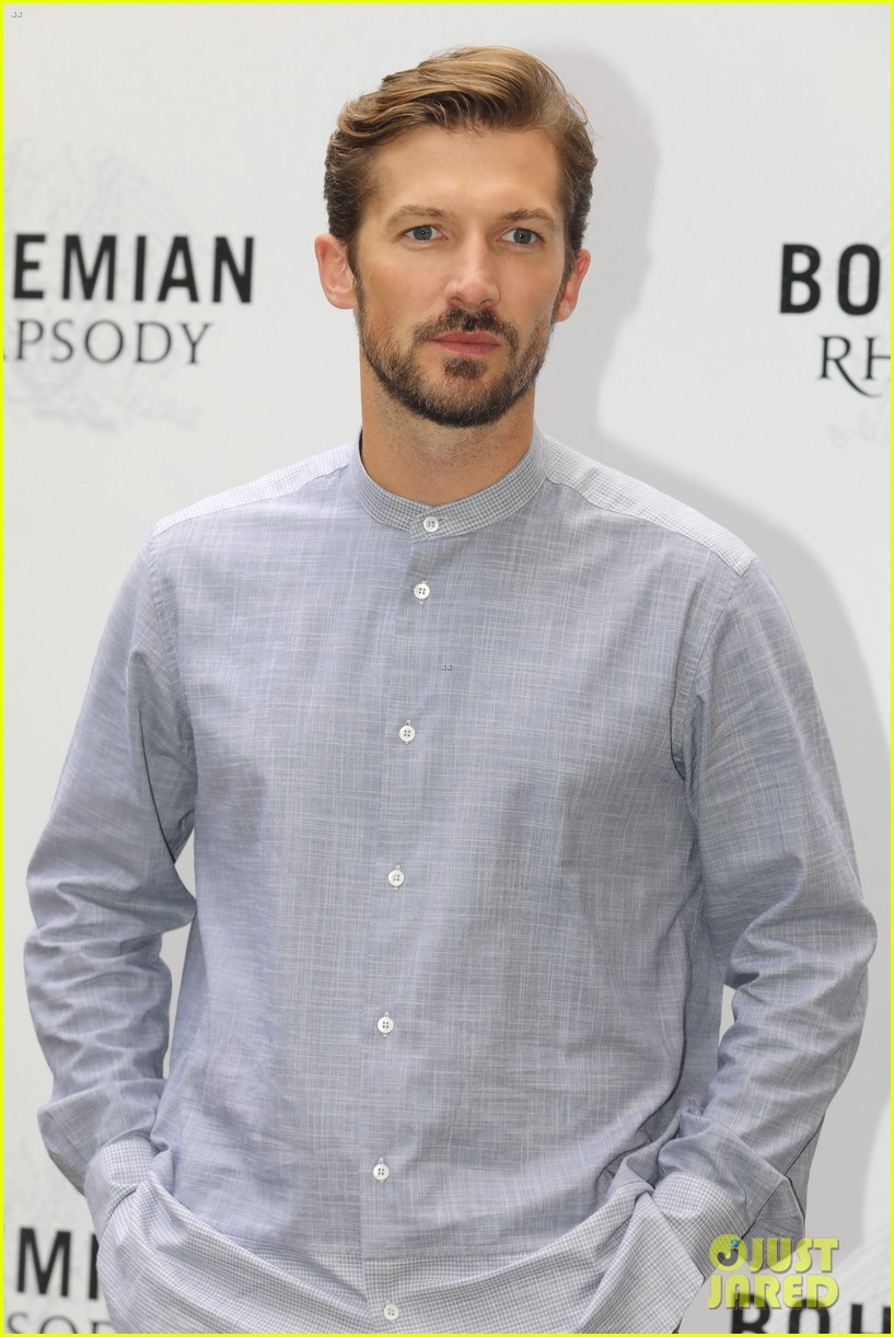 Rami Malek Poses for 'Bohemian Rhapsody' Photocall in Rome!: Photo ...