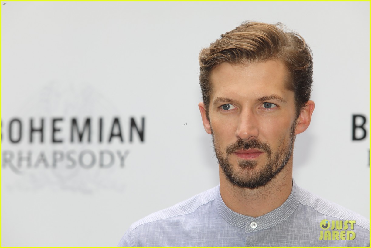 Rami Malek Poses for 'Bohemian Rhapsody' Photocall in Rome!: Photo ...