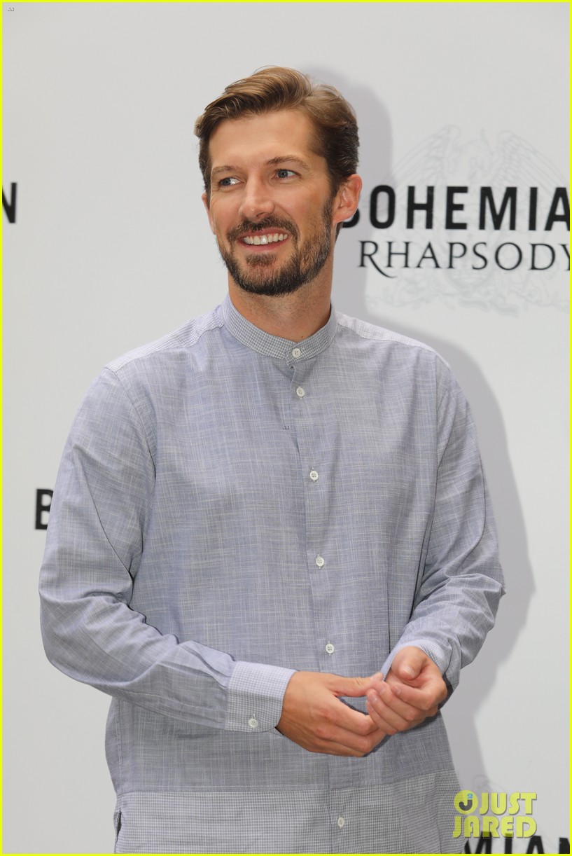 Rami Malek Poses for 'Bohemian Rhapsody' Photocall in Rome!: Photo ...