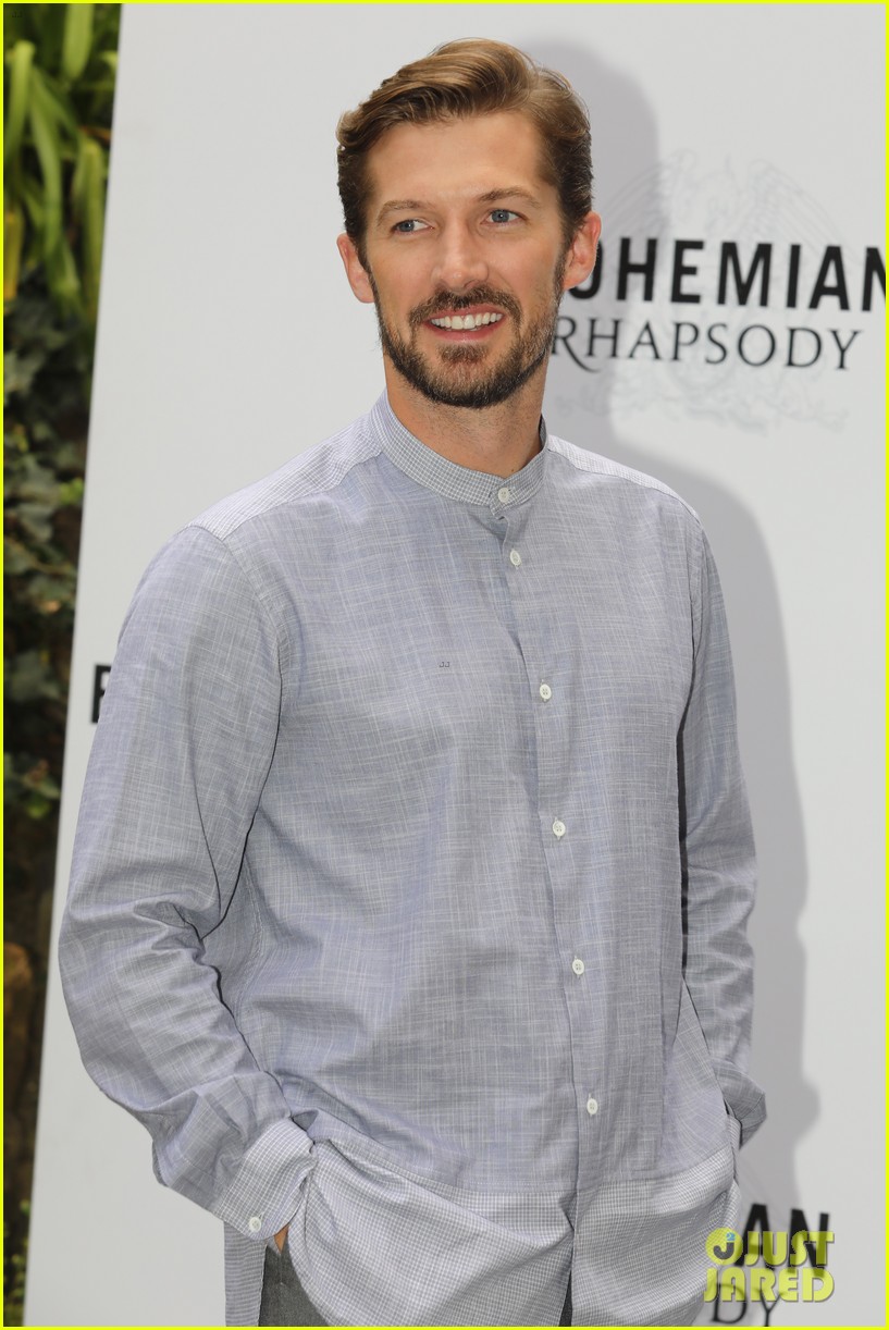 Rami Malek Poses for 'Bohemian Rhapsody' Photocall in Rome!: Photo ...