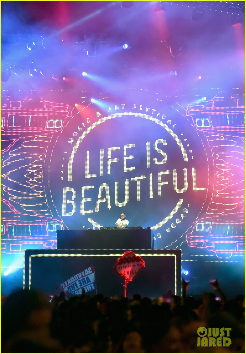 Jeremy Renner Debuts 'Heaven' with Sam Feldt at Life is Beautiful