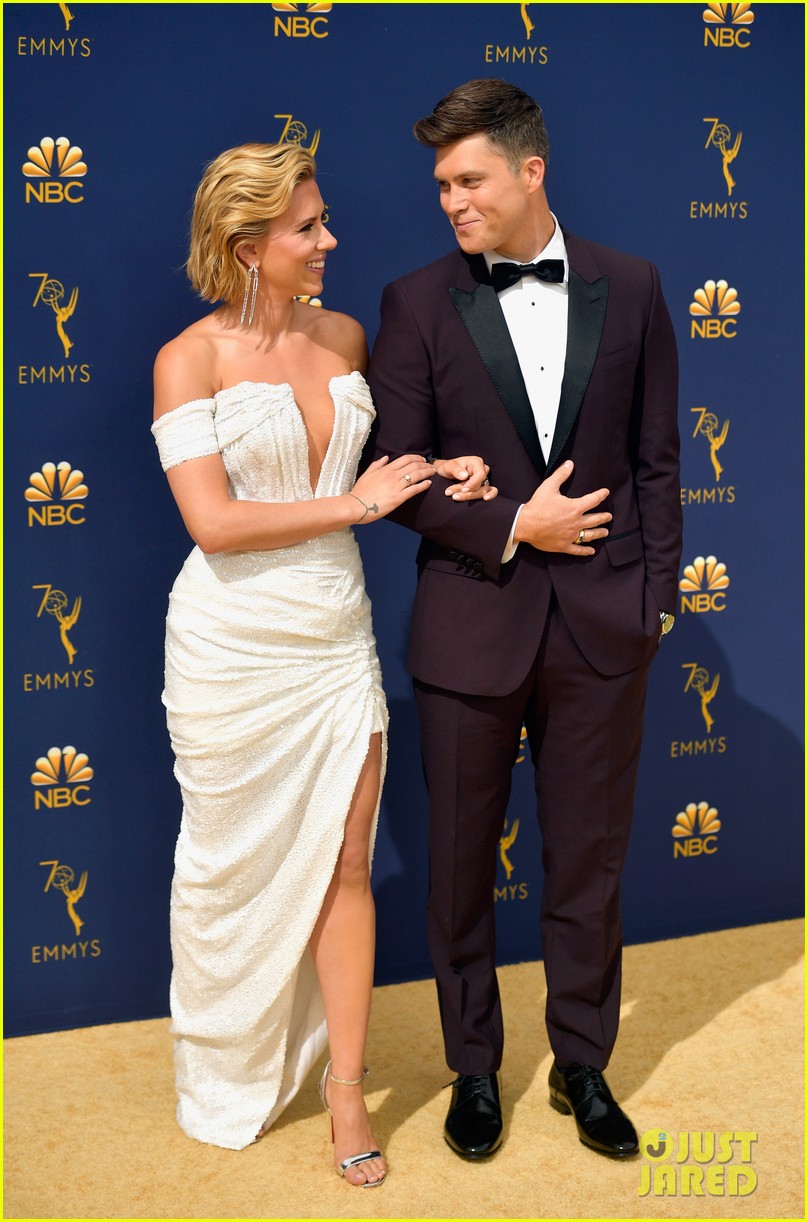 Scarlett Johansson Supports Boyfriend Colin Jost at Emmys 2018 Photo(02)