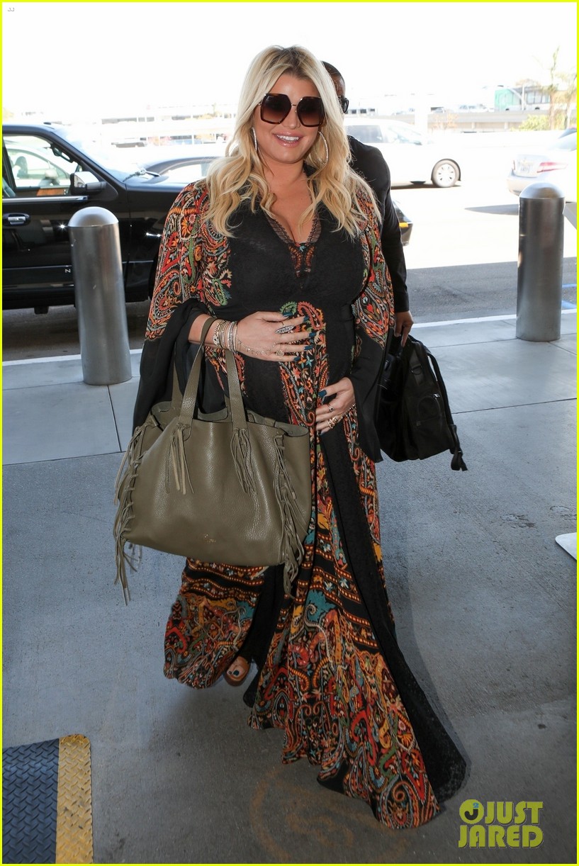 Jessica Simpson Cradles Baby Bump After Announcing Third Pregnancy