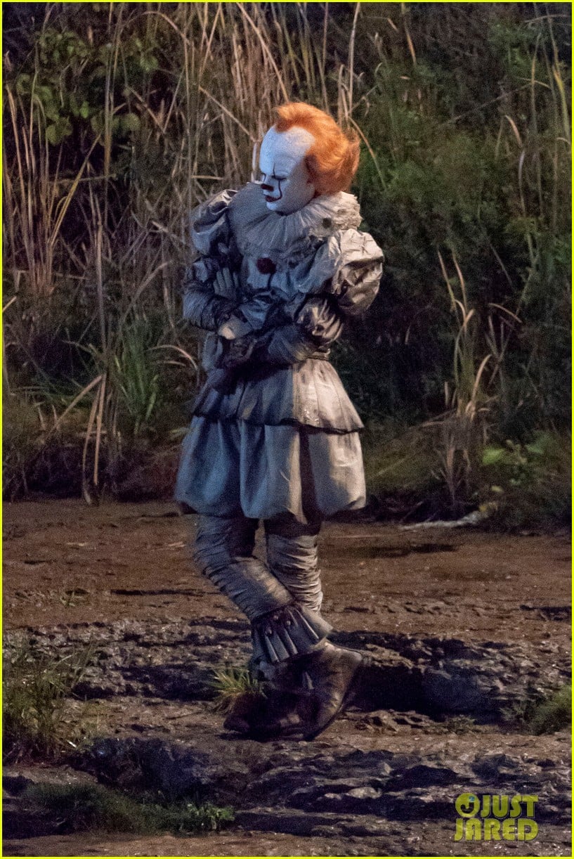 bill skarsgard gets into character as pennywise on it 2 set 024149215