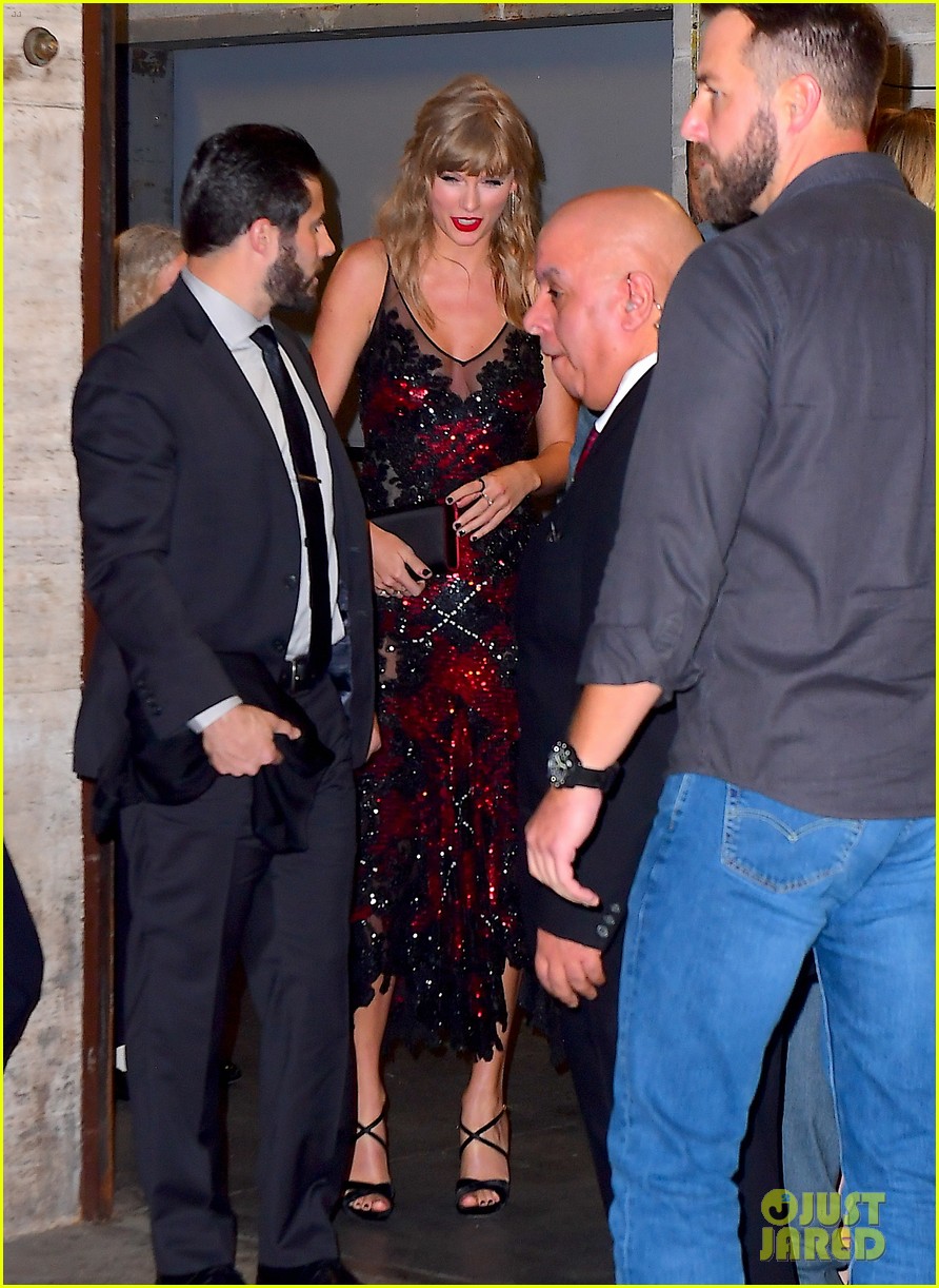 Taylor Swift Attends Boyfriend Joe Alwyn's Movie Premiere! Photo