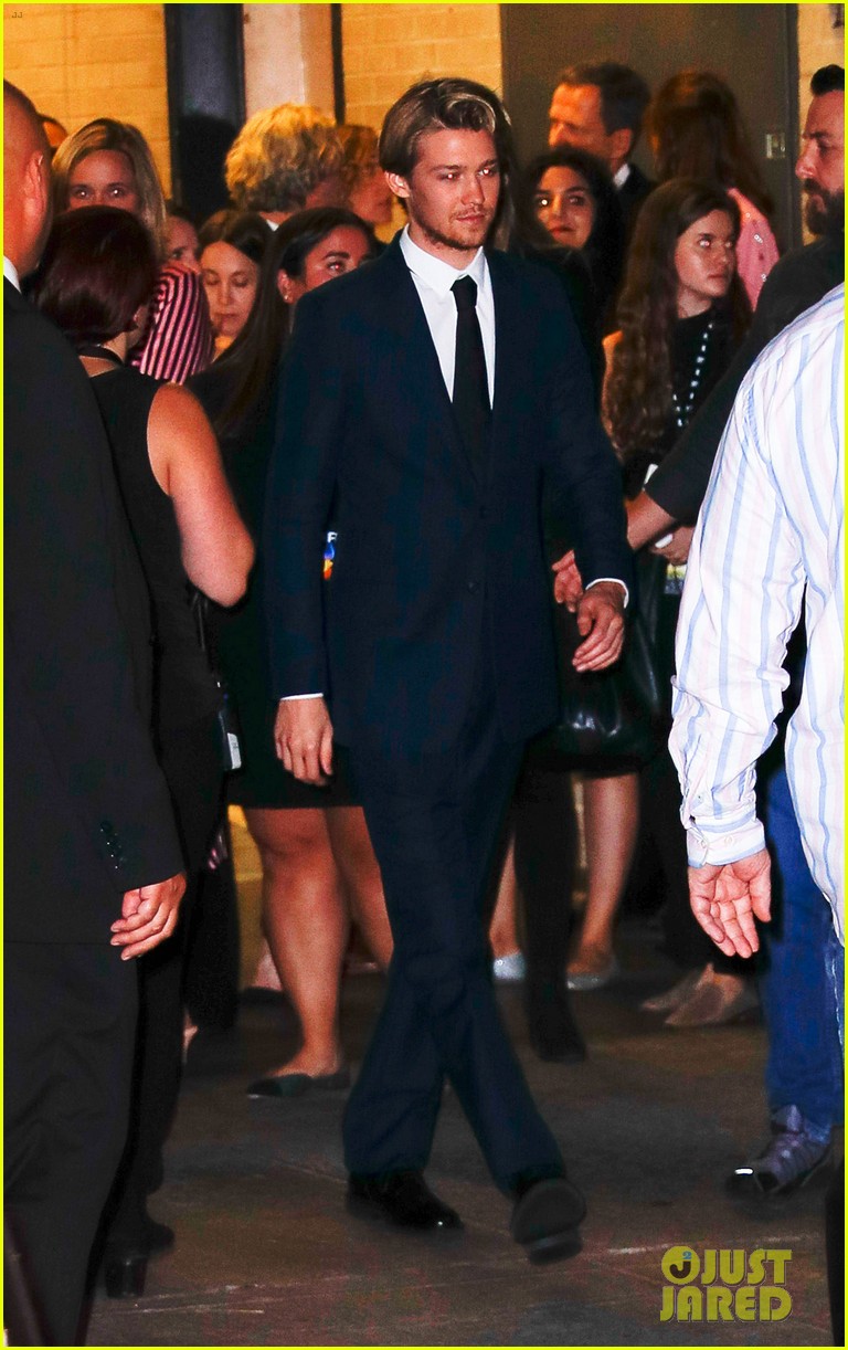 Taylor Swift Attends Boyfriend Joe Alwyn's Movie Premiere! Photo