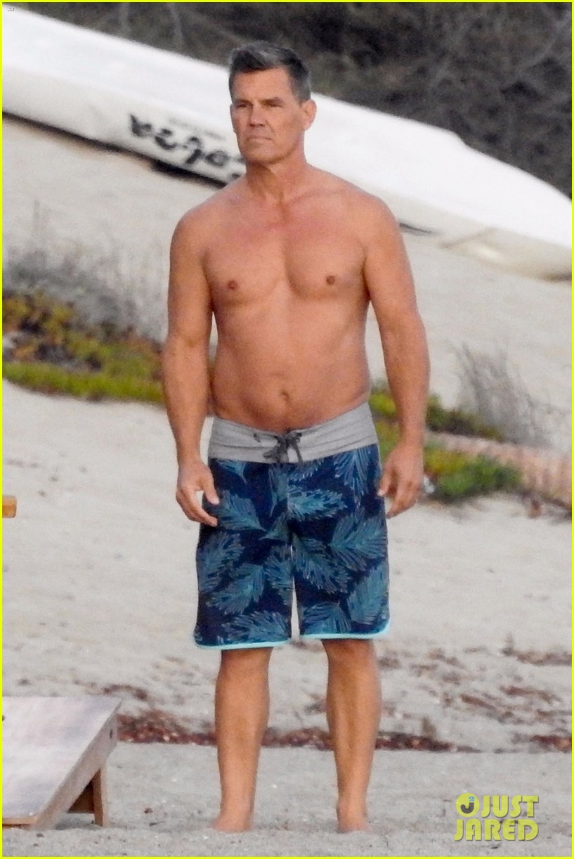 Josh Brolin Puts His Buff Body While Shirtless at the Beach. 