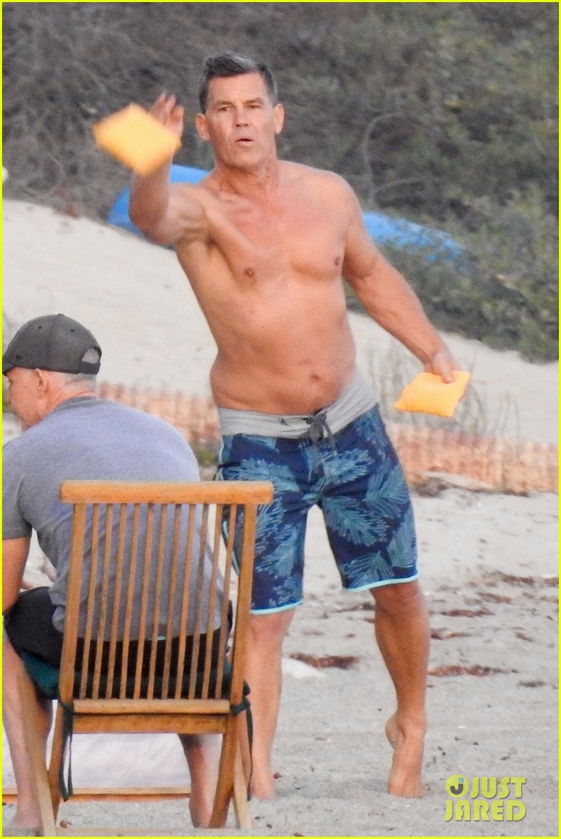 Josh Brolin Puts His Buff Body While Shirtless at the Beach.