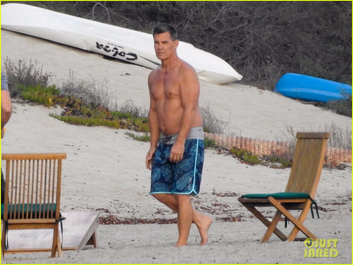 Josh Brolin Puts His Buff Body While Shirtless at the Beach. 