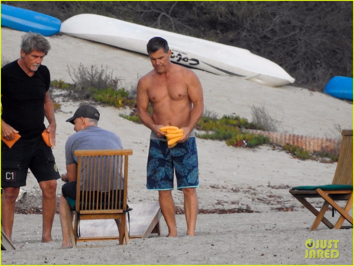 josh brolin shirtless at the beach 23.