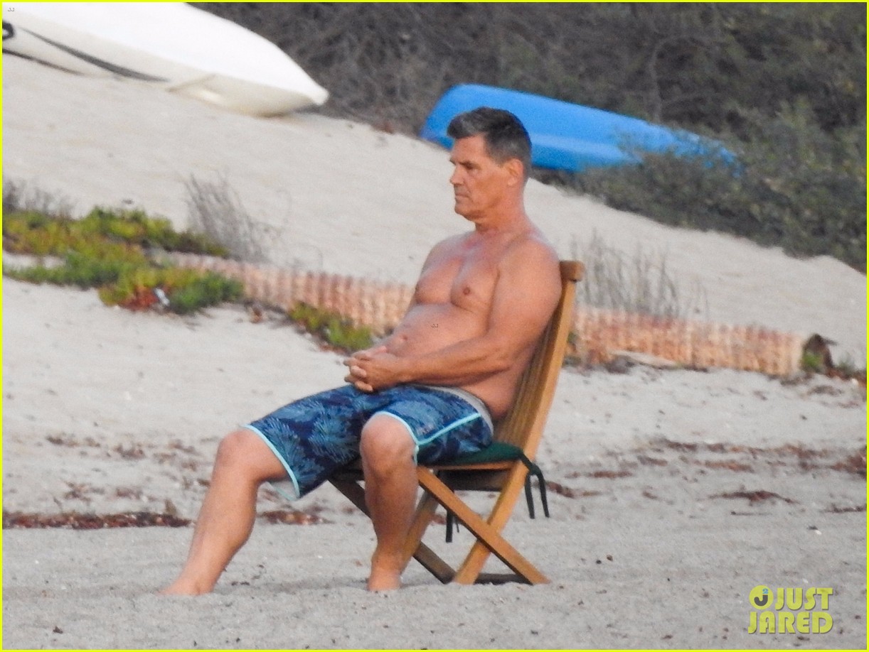josh brolin shirtless at the beach 25.