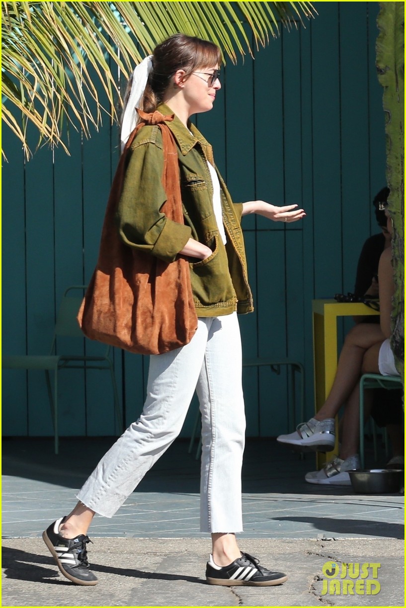 Photo: dakota johnson hangs with brother jesse 44 | Photo 4162449