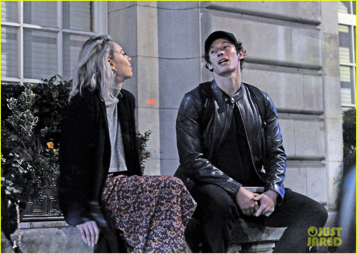 Vanessa Kirby & Callum Turner Share a Kiss on Their Date Night Photo