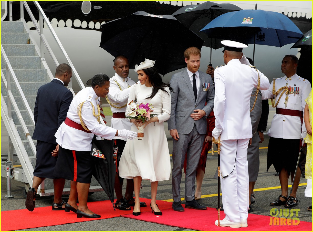 Pregnant Meghan Markle & Prince Harry Touch Down in Fiji! Photo(02)