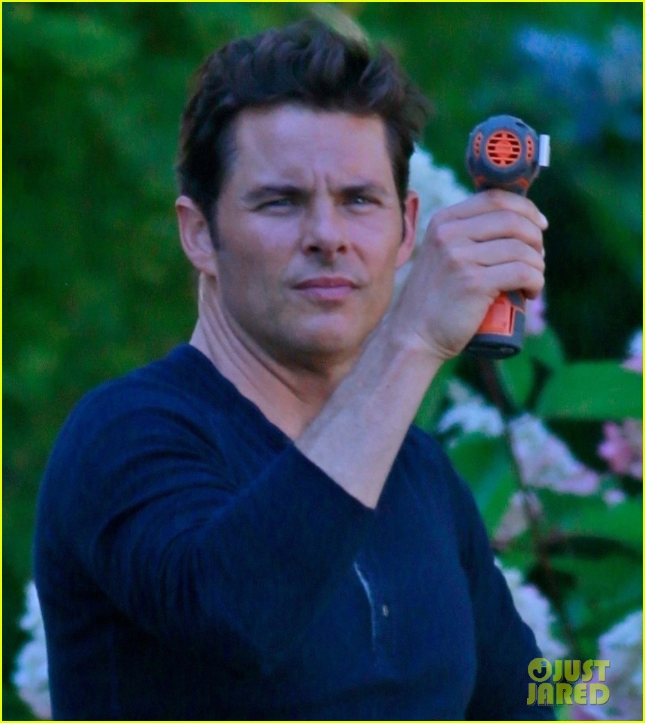 James Marsden Cools Off On Set with a Handheld Fan Photo 4156896