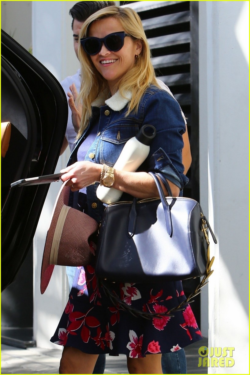 Reese Witherspoon Switches Up Her Look For a Shopping Trip! Photo