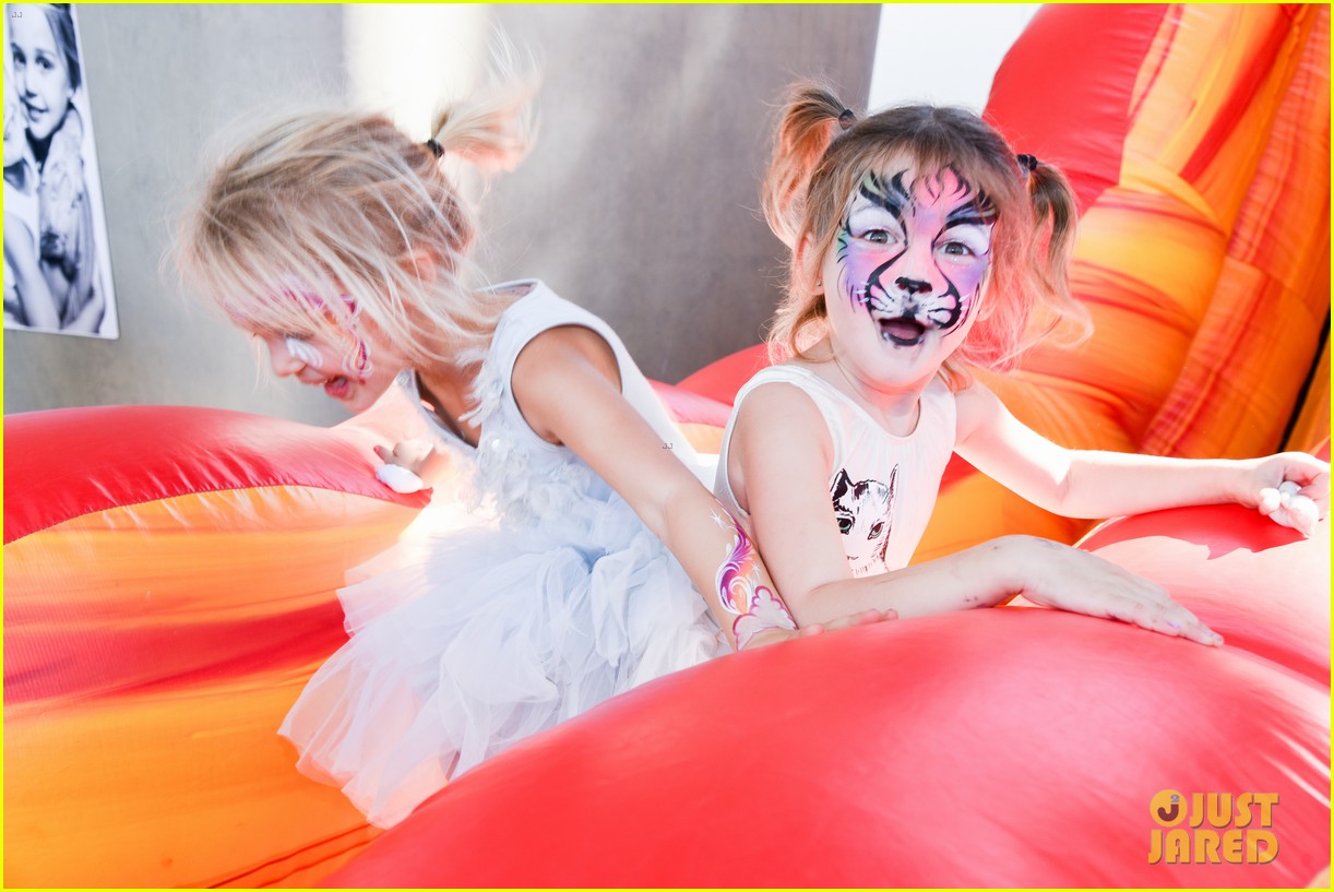 Viral Video Twins Mila & Emma Stauffer Host Pumpkin Patch Event! Photo