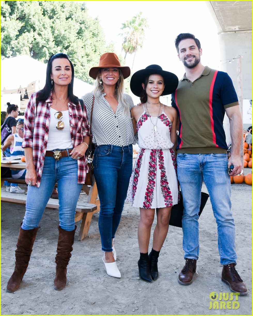 Viral Video Twins Mila & Emma Stauffer Host Pumpkin Patch Event! Photo