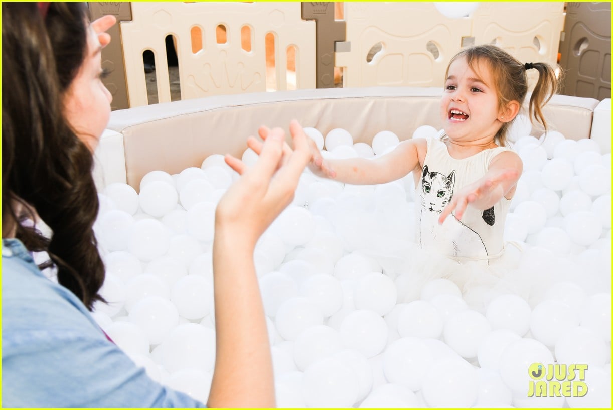 Viral Video Twins Mila & Emma Stauffer Host Pumpkin Patch Event! Photo